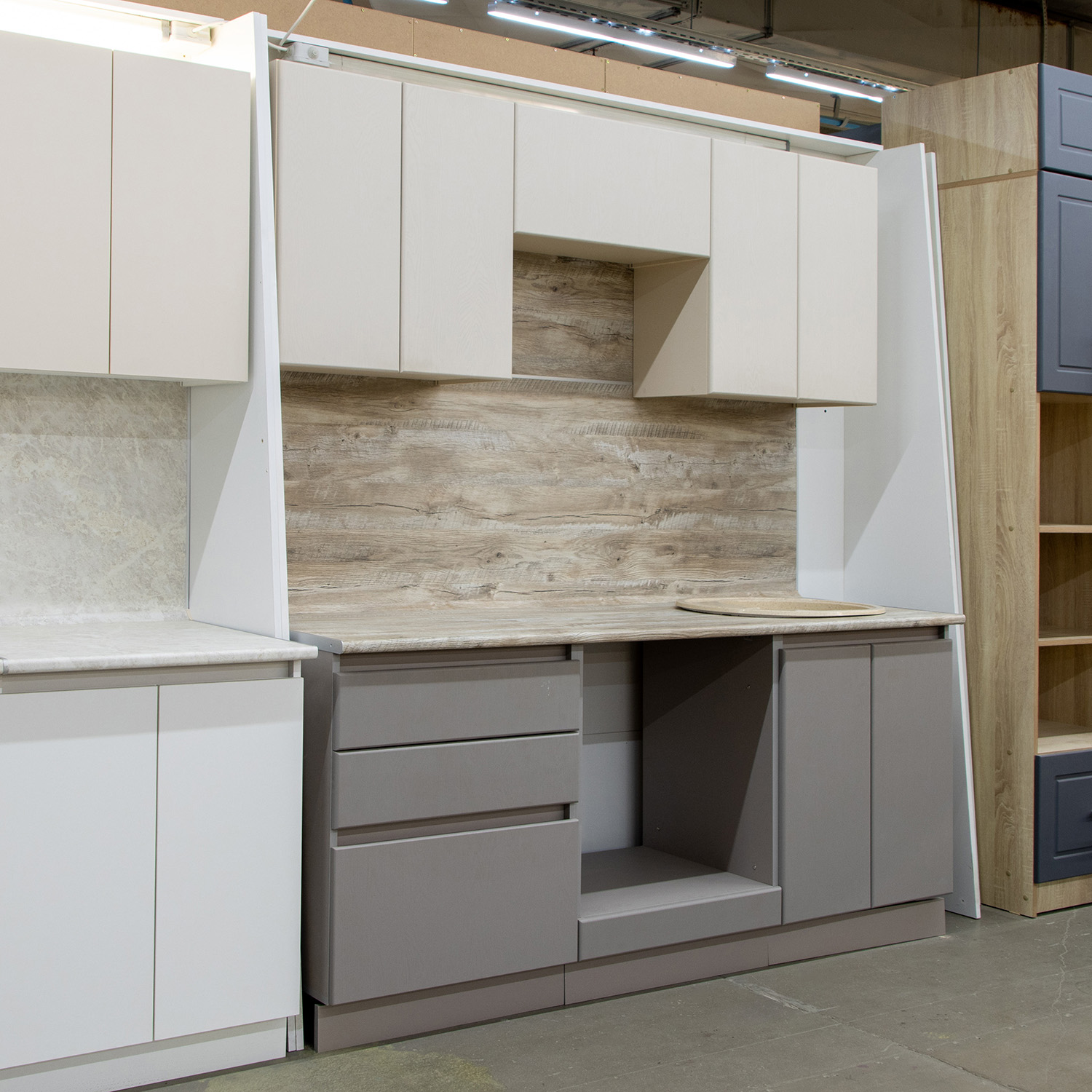 Шкаф навесной 600х676х290 мм BROZEX-WOOD Эрика, с двумя дверцами, светло-бежевый / ясень капучино софт