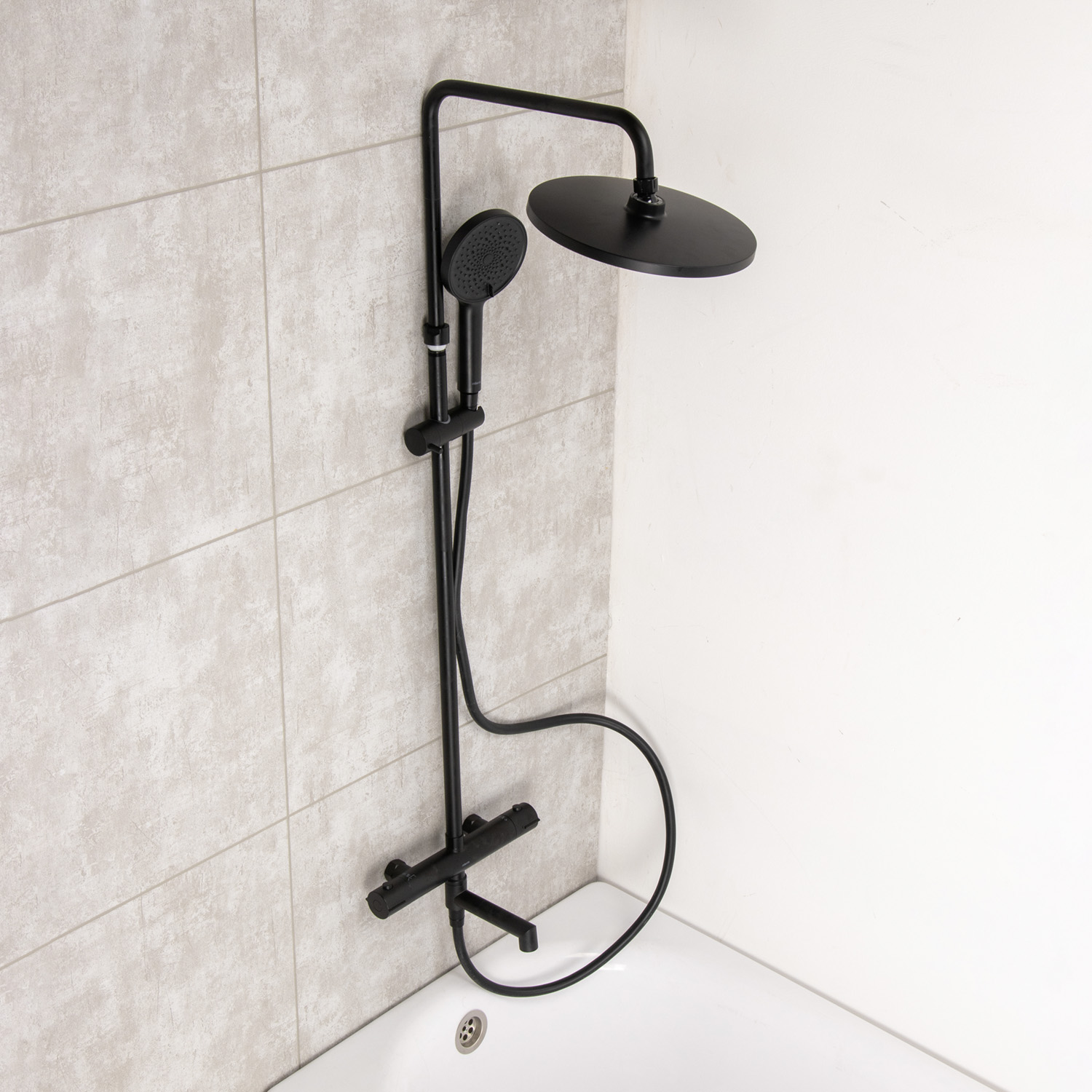 Смеситель д/ванны термостатич. со стойкой для душа+ручной и тропич.душ черный Milardo ILSBLTHM06*1/3